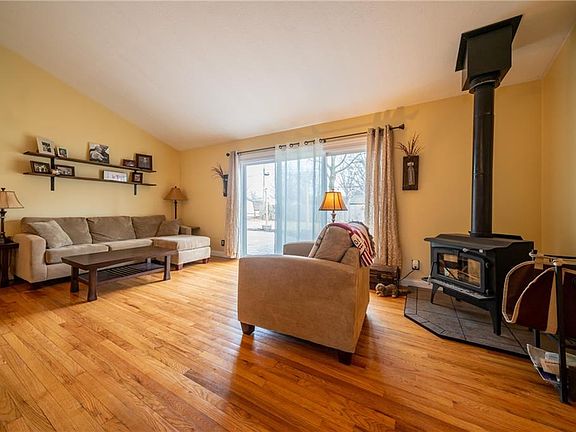 5th image of 189 Crestwood Dr