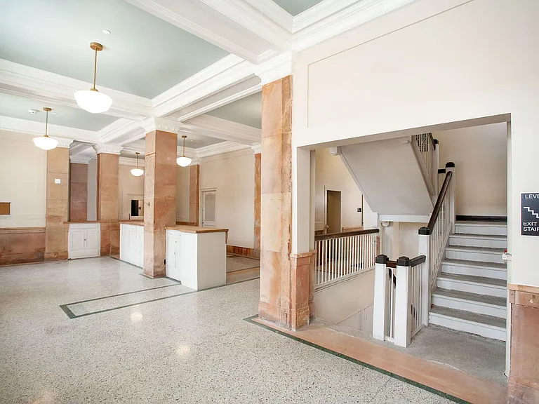 521 W 2nd Street - Leijona — Photo 47