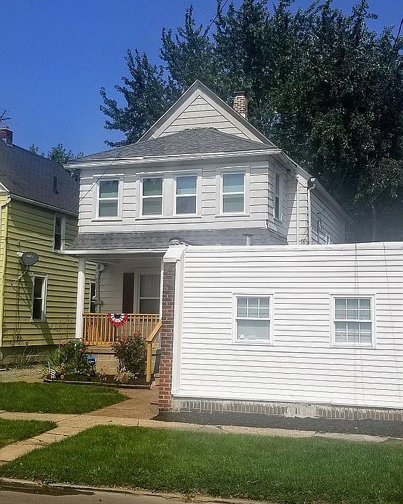 1st image of 832 W 11th St