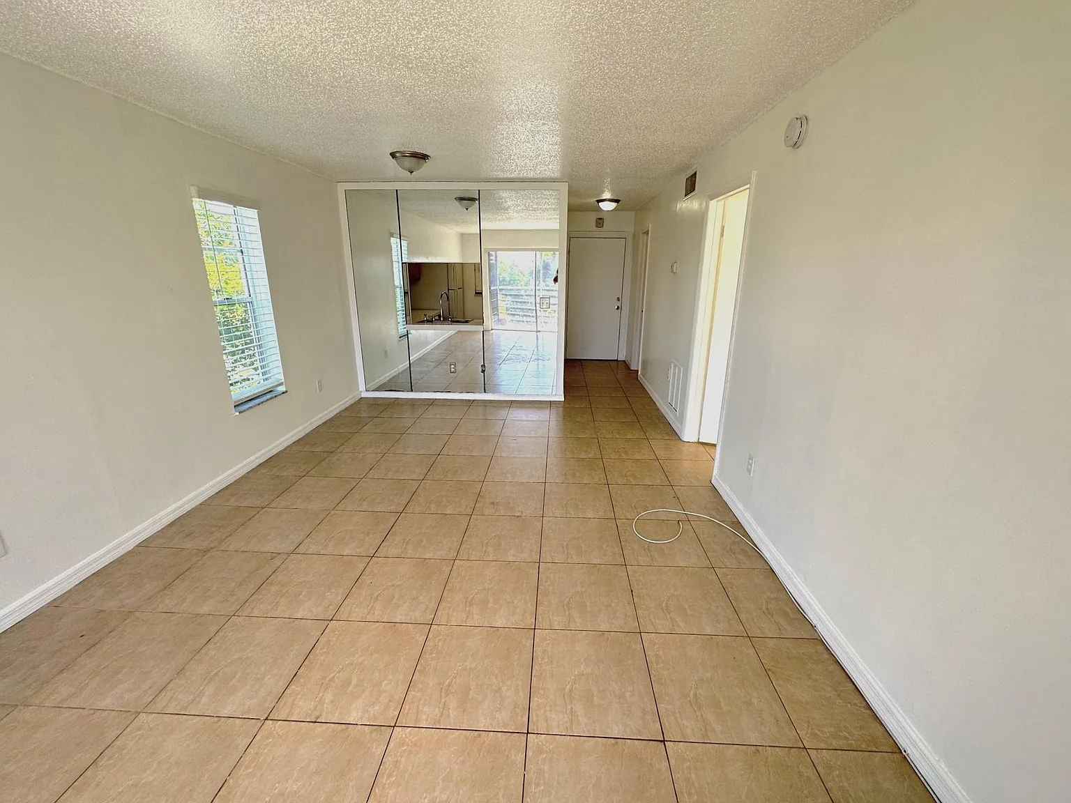 1 bed, 1.0 bath, 735 sqft, $1,400 — Photo 3