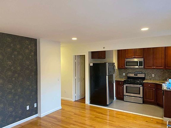 2nd image of 25-54 Crescent St #2T