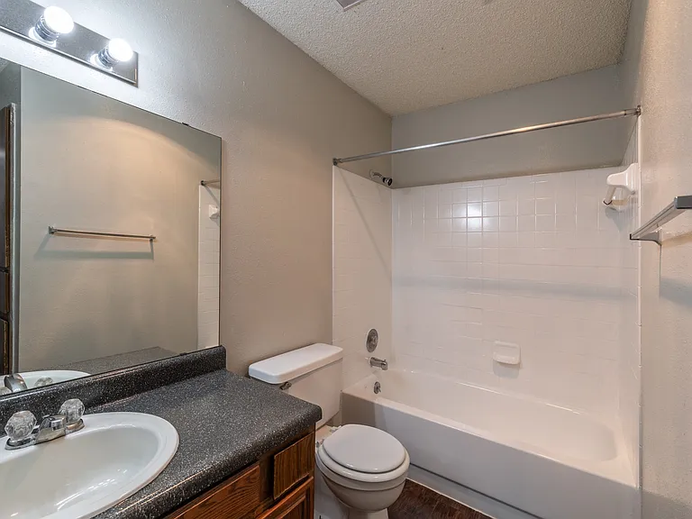 Palisades Park Apartments — Photo 32