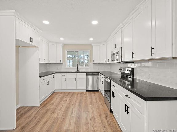 4th image of 134 Magnolia St