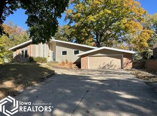 910 N Park Ave, Algona, IA 50511