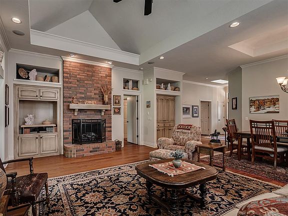 4th image of 1032 Riviera Dr