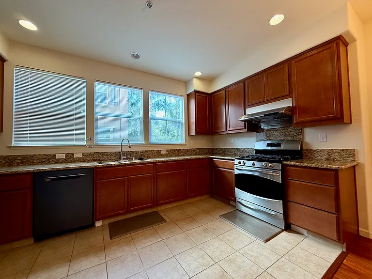 2100 Beech Cir — Photo 11