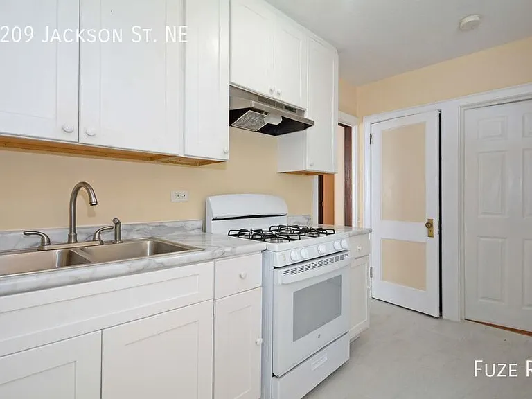 2209 Jackson St NE — Photo 7
