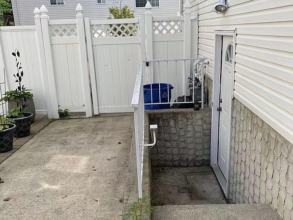 2nd image of 479 Carlton Blvd #B