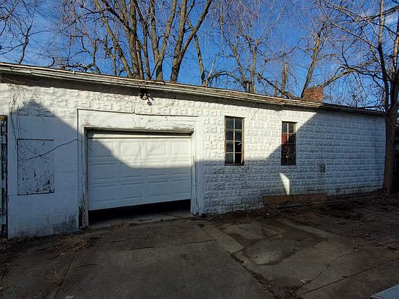 5th image of 1107 W Illinois St