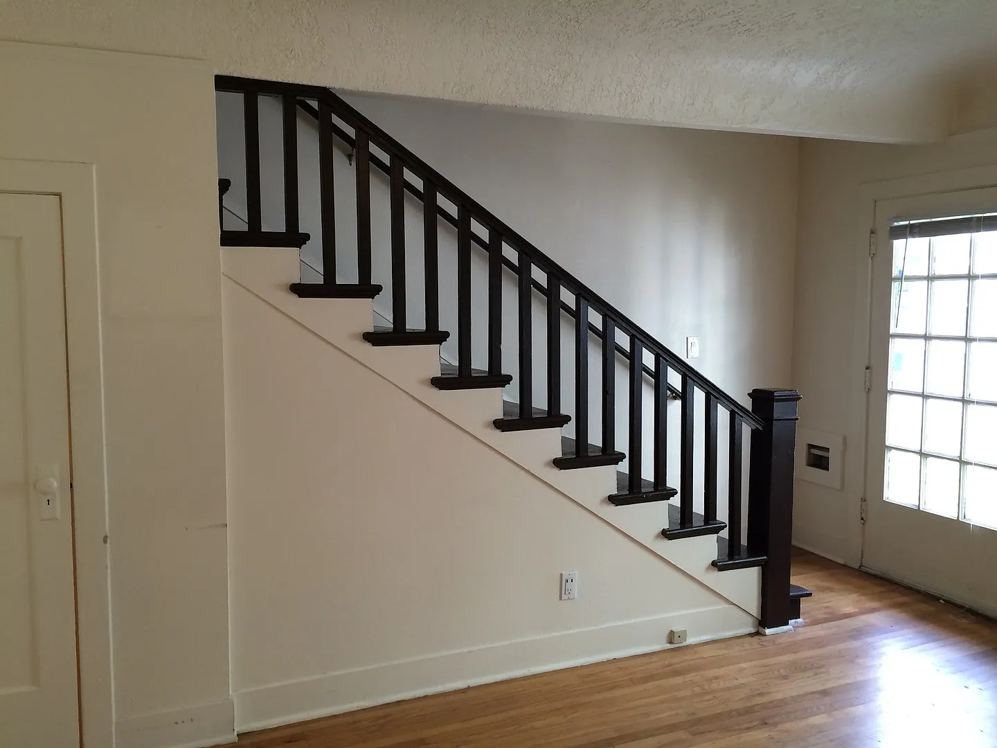 Vintage PDX building in Kenton! Hardwood floors, granite counters, all dogs welcome! — Photo 1