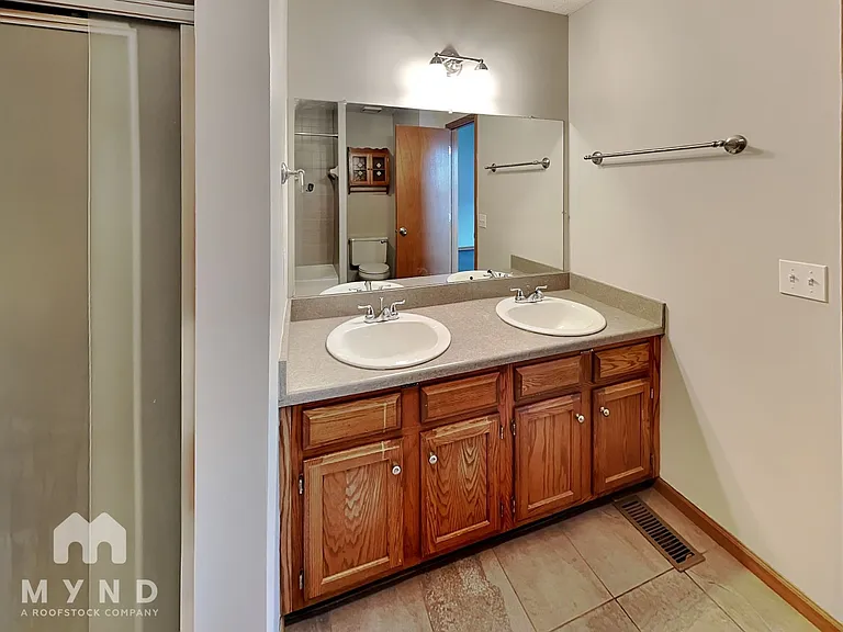 801 Ashford Glen Dr — Photo 8