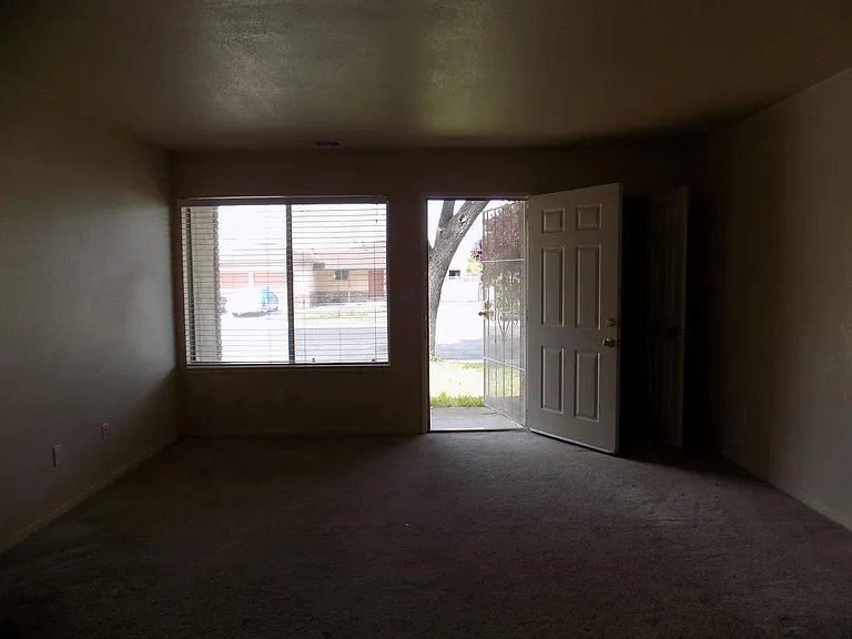 498 Hintz Ave — Photo 6