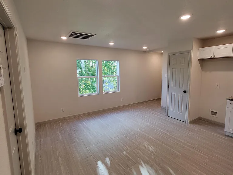 2417 Castroville Rd — Photo 7
