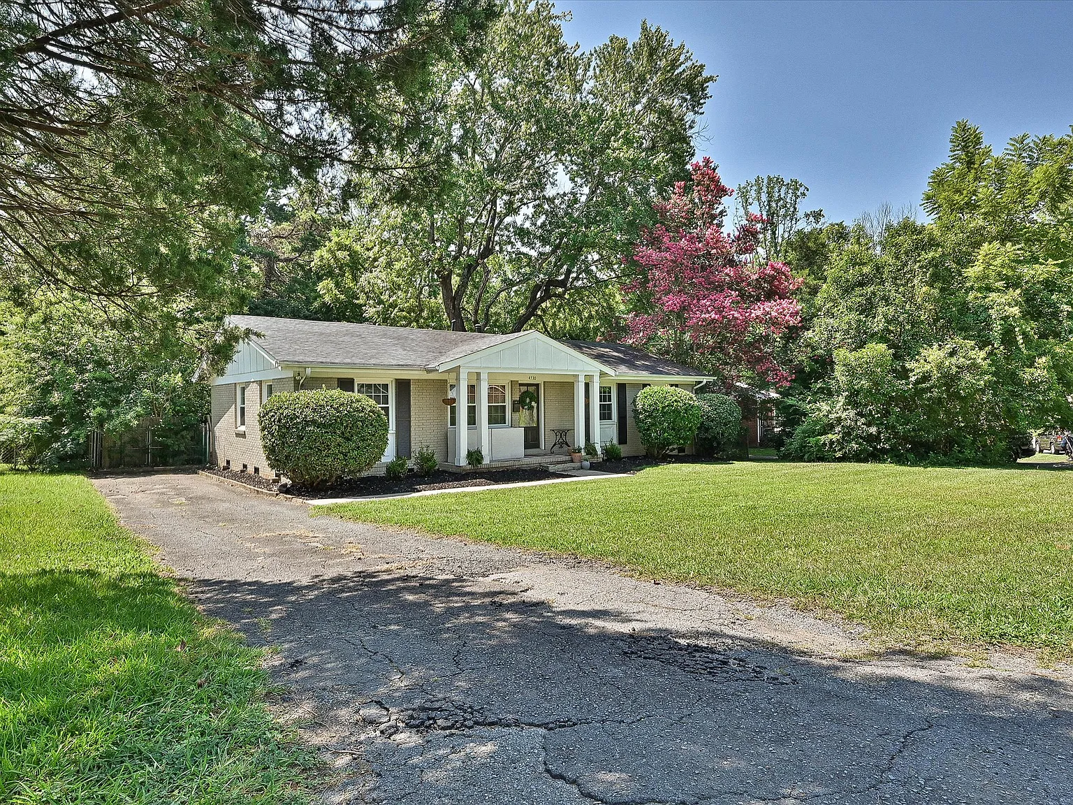 3 bed, 1.5 bath, 1323 sqft, $2,200 — Photo 3