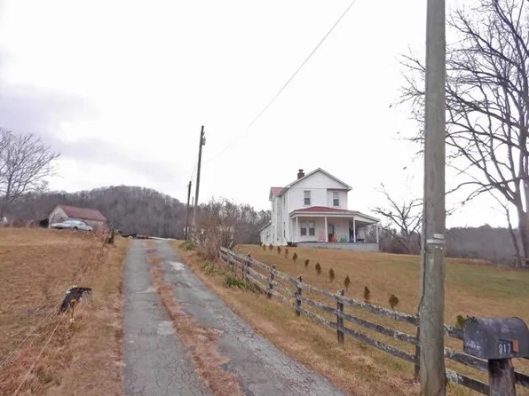 917 E Main St, Fries, VA 24330
