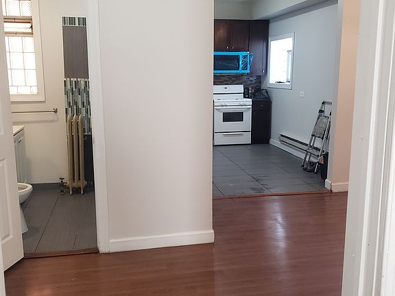 3rd image of 822 E Hyde Park Blvd Unit 1