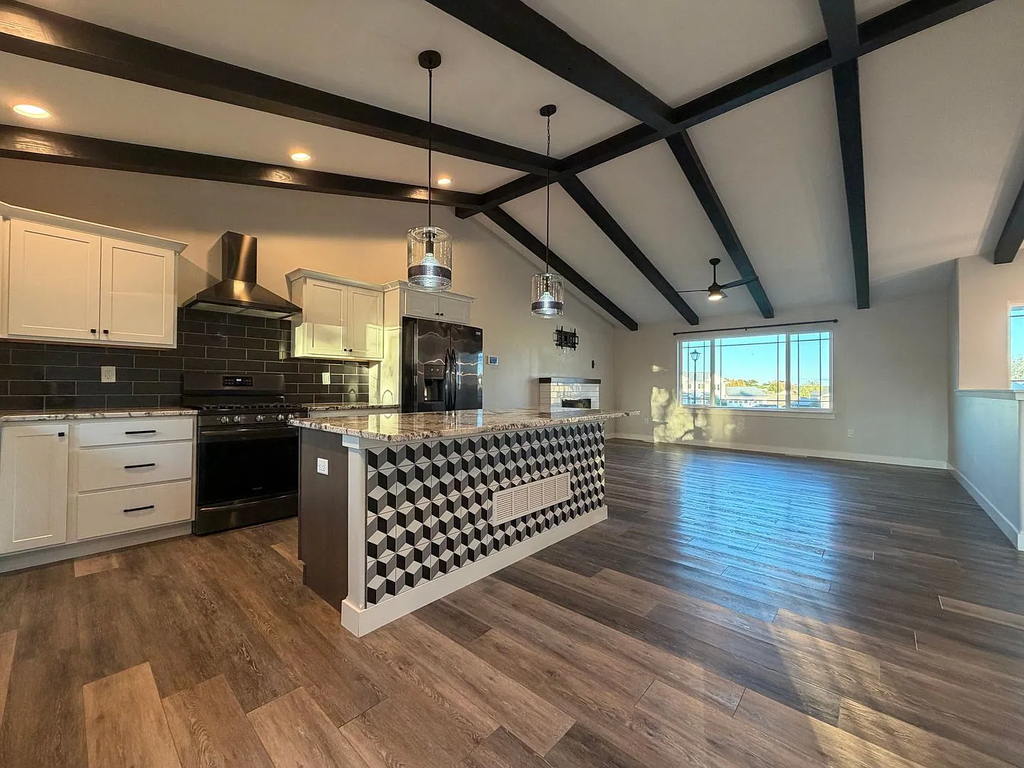 New Price: $2,800 | 4 Bedroom 3 Bath | Large Garage | 2,100 Sq Ft — Photo 3