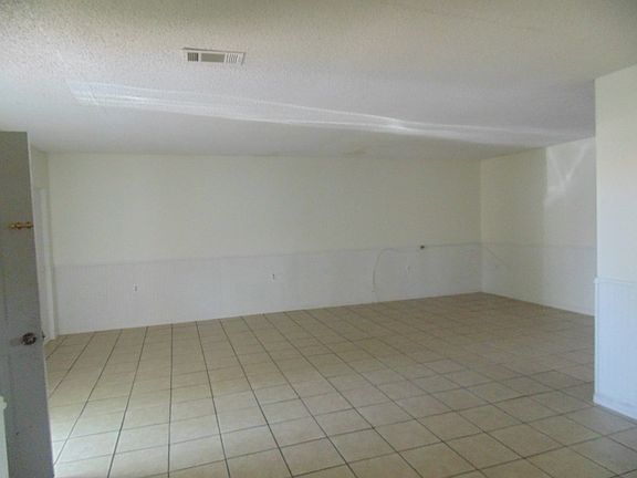 4th image of 2400 Angelle Dr