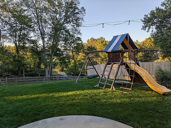 4th image of 7054 Wyandotte Dr