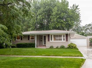 2105 Valleyview Dr, Marion, IA 52302