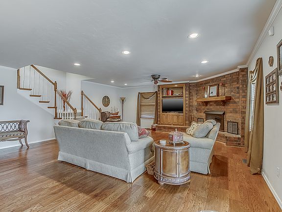 5th image of 2134 Edinburg Dr