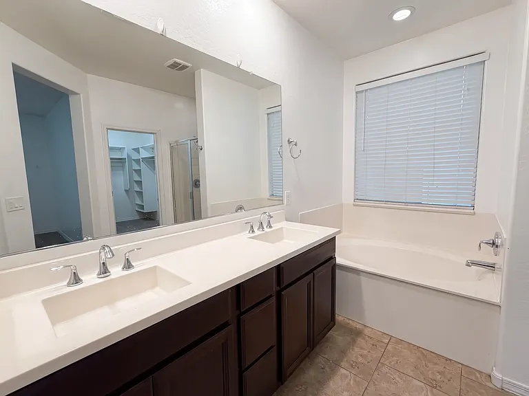 146 E Bernie Ln — Photo 6