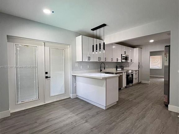 5th image of 521 NE 49th St