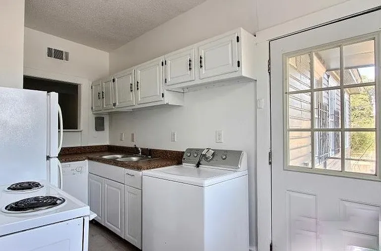 1215 Habersham St — Photo 4