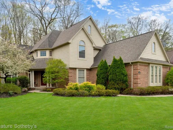 21684 Chase Dr, Novi, MI 48375