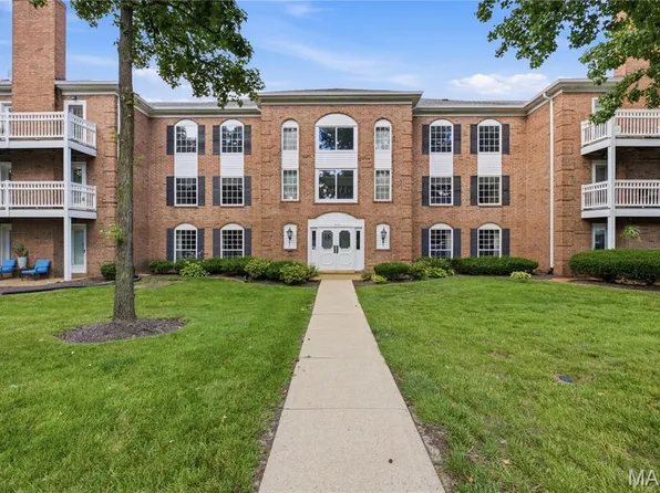 974 Claytonbrook Dr APT 2D, Ballwin, MO 63011