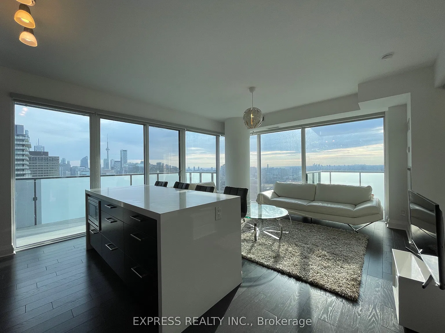 1080 Bay St — Photo 4