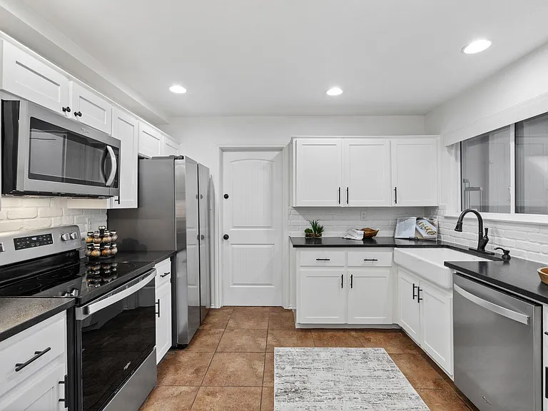 8346 Summerwood Dr — Photo 2