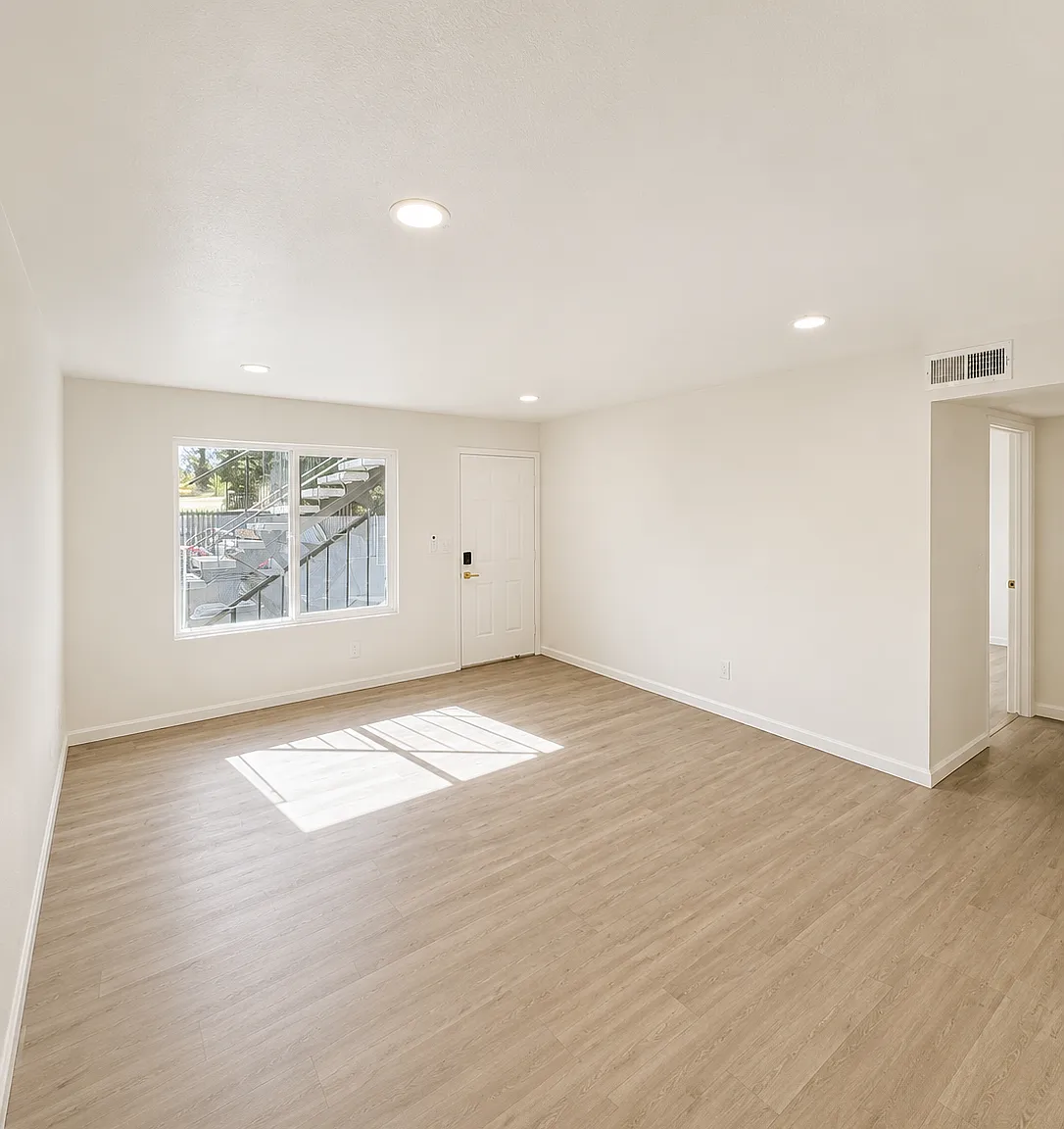 2 bed, 900 sqft, $1,600 — Photo 4