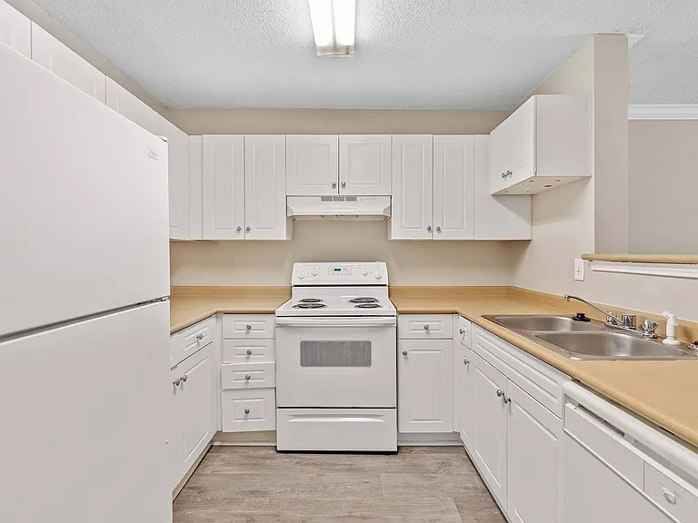 Alexander Crossing Apartments & Townhomes — Photo 10