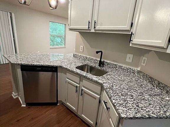 4th image of 10 Swamp Fire Ct