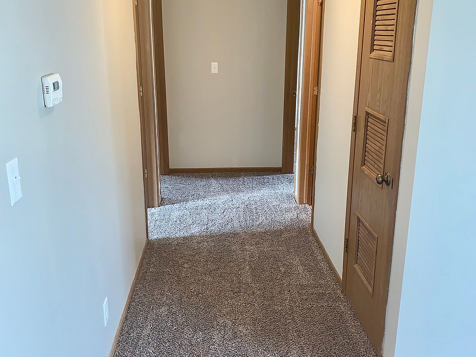 1017 Hallway to bedroom