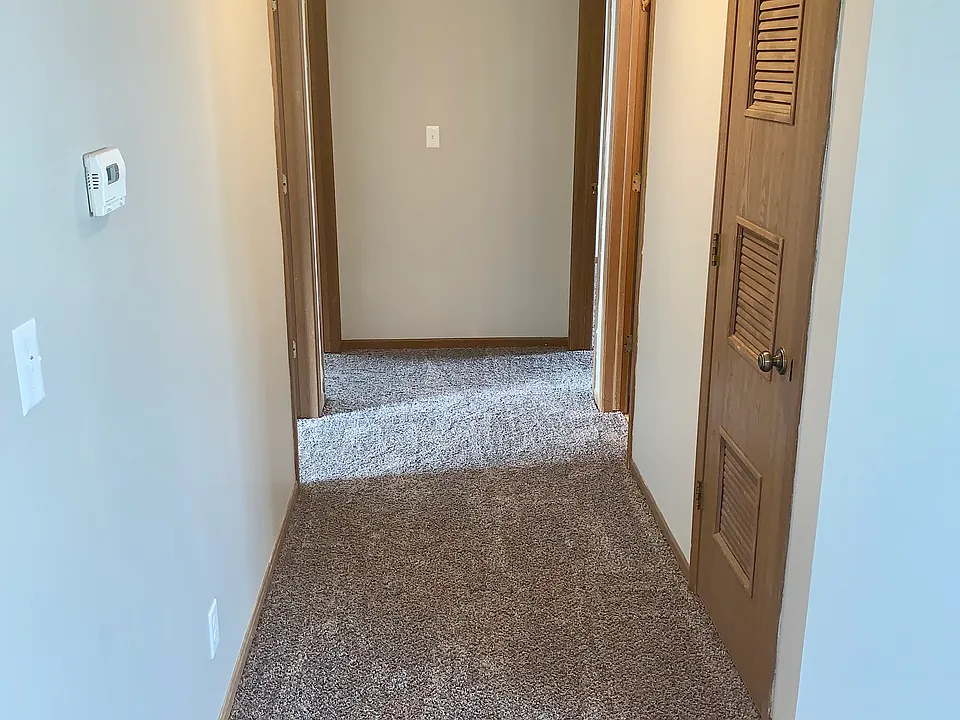 1017 Hallway to bedroom