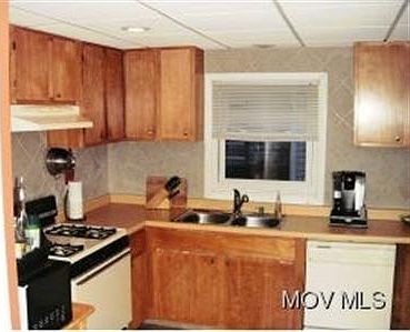 4th image of 401 Maple St