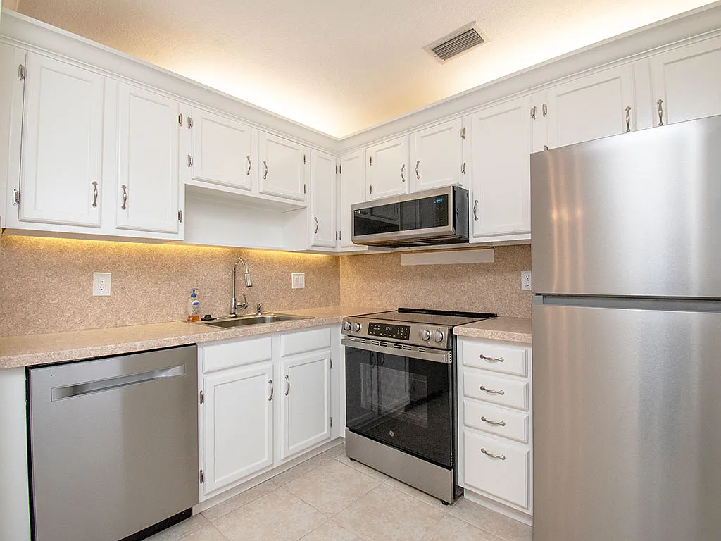 2 bed, 1000 sqft, $1,550 — Photo 2