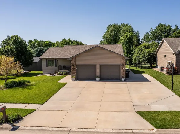 609 Leisure Ln, Hastings, NE 68901