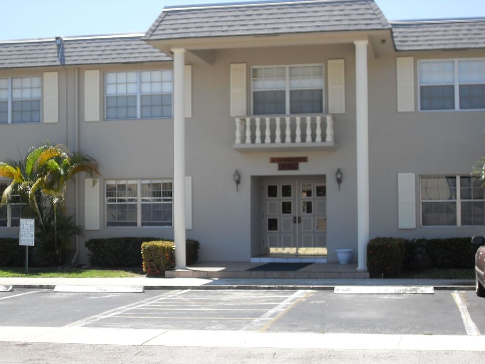 FRONT OF BLDG ENTRANCE