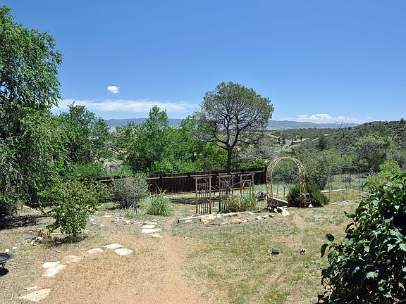 Roomy Fenced Yard