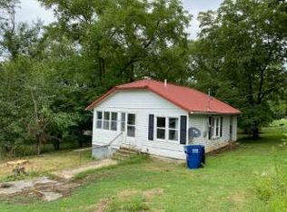 214 E Forsythe St, Pyatt, AR 72672