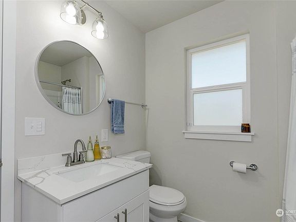 4th image of 1621 W Young St