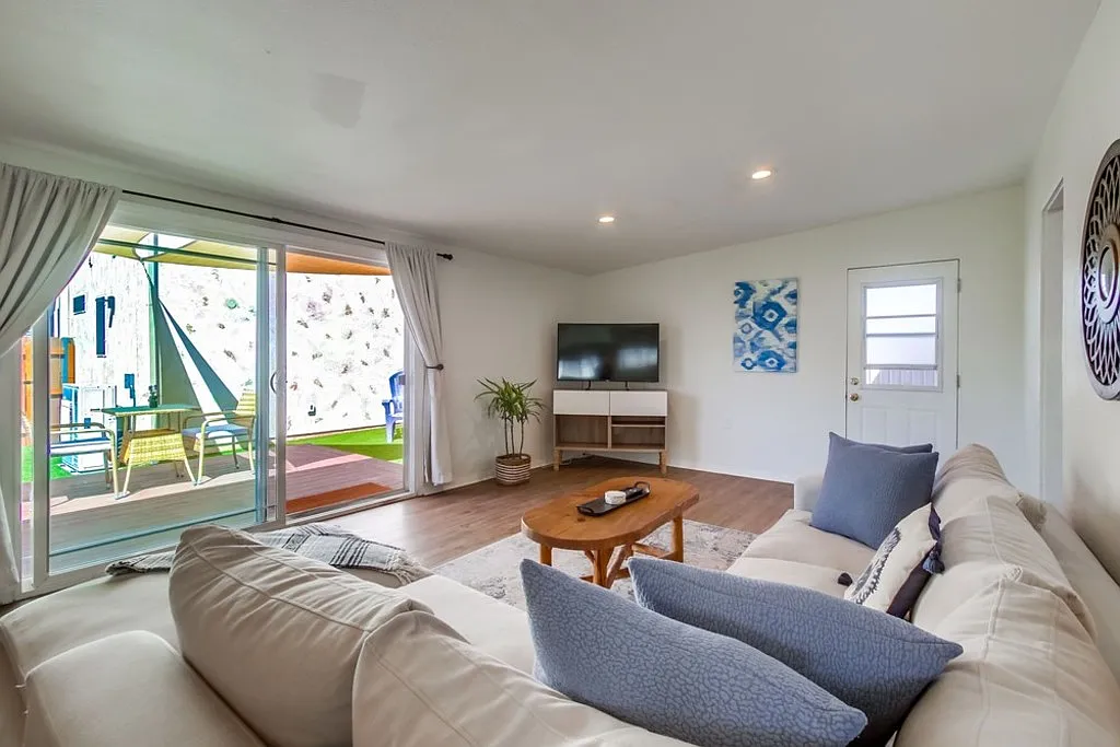 2 bed, 1.0 bath, $5,825 — Photo 4
