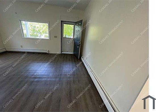 3rd image of 910 N Van Buren St #1