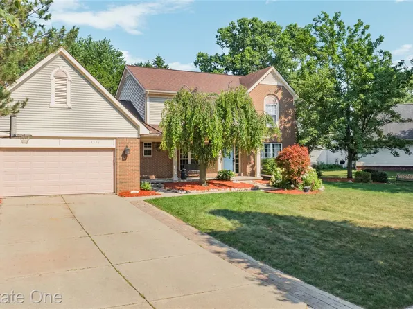 7570 Greenway Ln, West Bloomfield, MI 48324