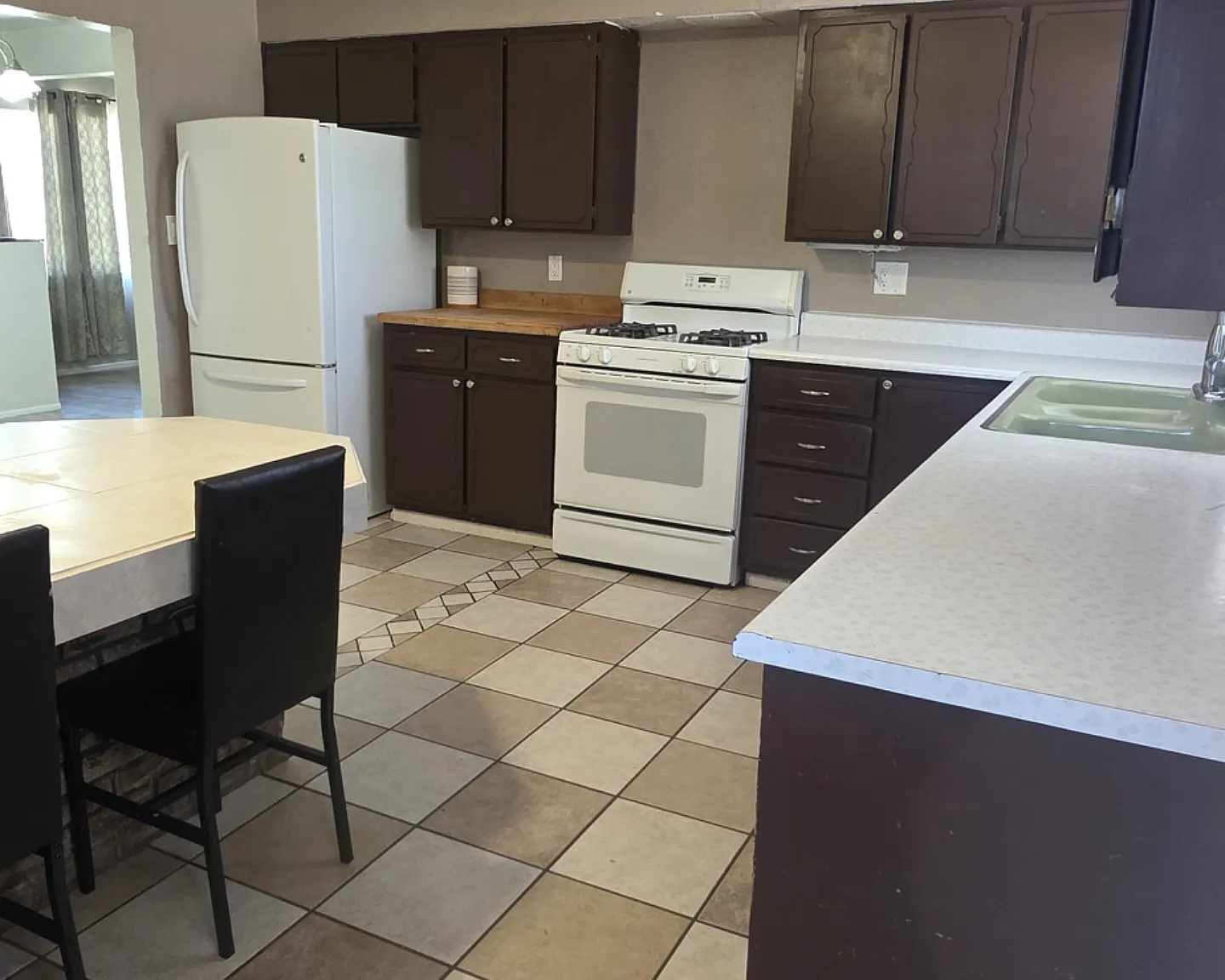 4 bed, 1900 sqft, $3,050 — Photo 4