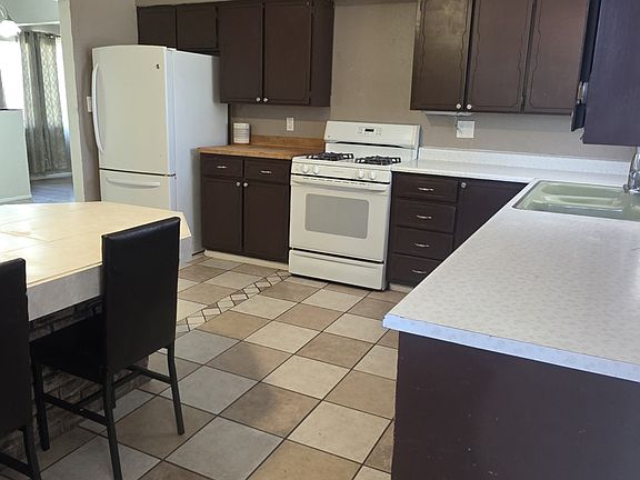 3rd image of 2511 E Lockett Rd