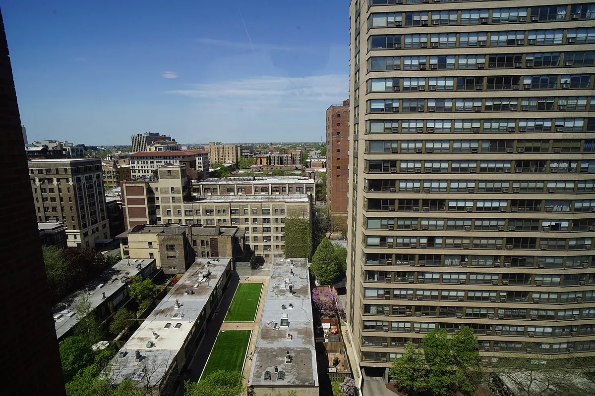 Building Photo - 2909 N Sheridan Rd #1401
